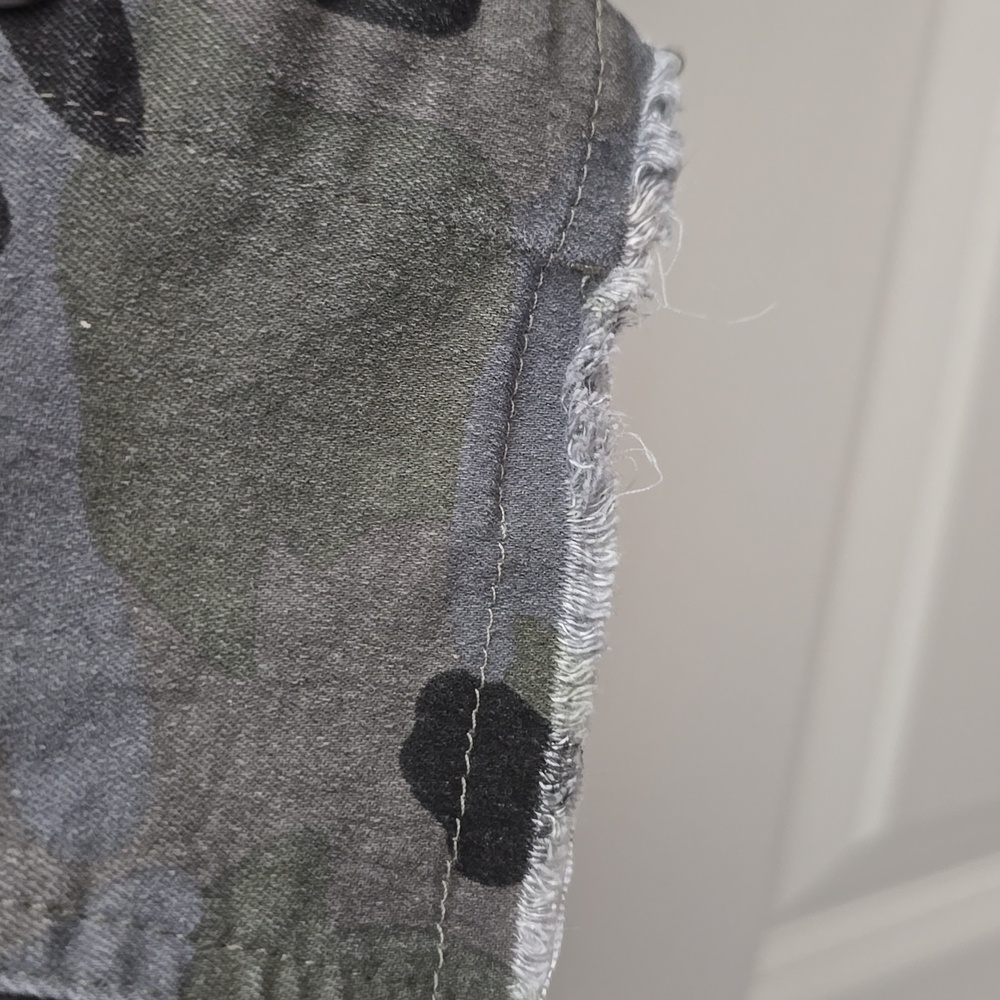 Umgee Olive Camo Jean Jacket With Raw Hem - Picture 5 of 6